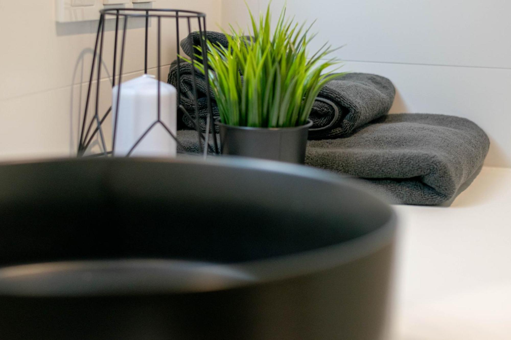 Blue Apartment Ceglana - Free Parking - Self Check-In Катовице Экстерьер фото
